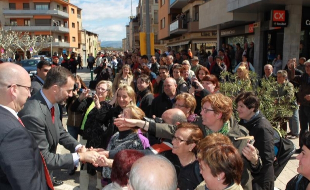 Su Alteza Real el Príncipe de Asturias y de Girona en un momento de su recorrido por las calles de Tremp